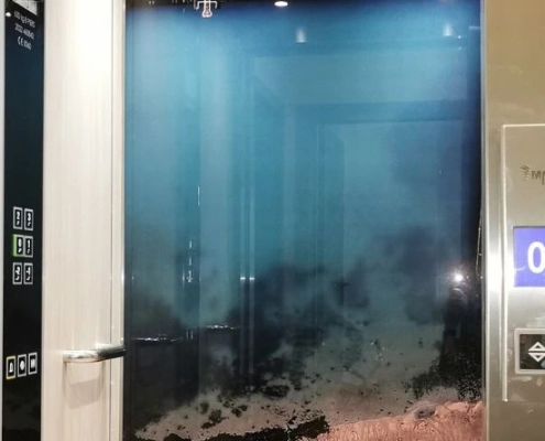 Print na stijenci kabine usklađen s dizajnom okoliša hotela