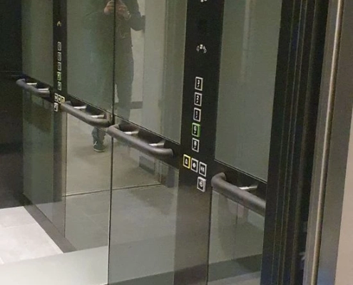 Staklena stijenka obojena po RAL-u i crno tipkalo