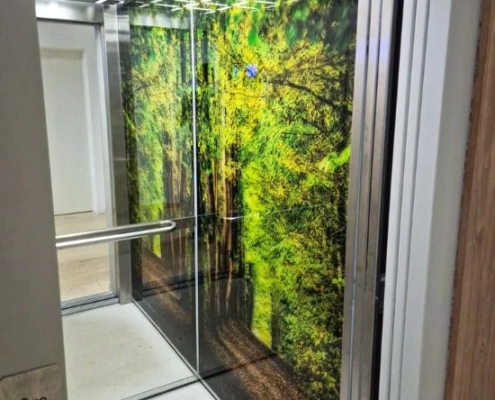 Ogledalo i print na staklu za prirodni ugođaj